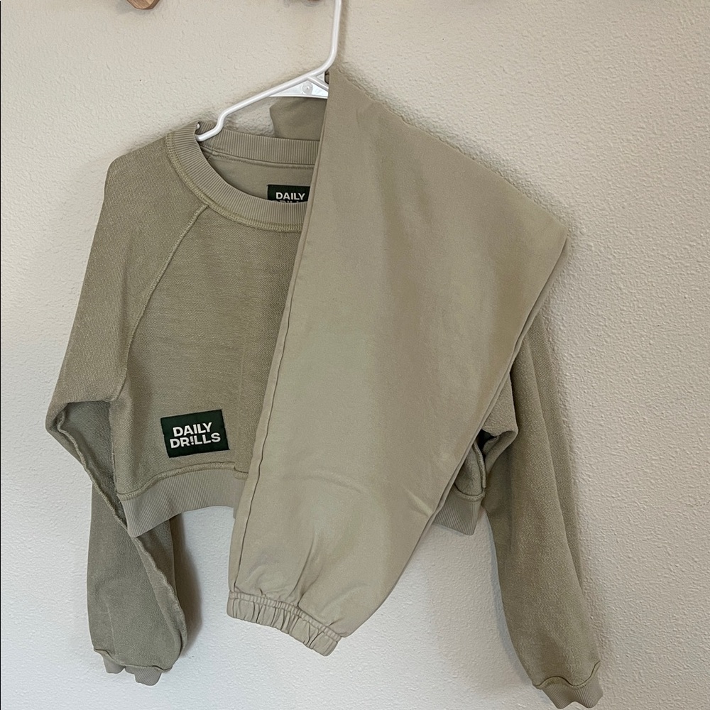 Daily Drills Set of Mint Green “Dew”  Cropped Reversible Sweatshirt & Joggers - Picture 11 of 11